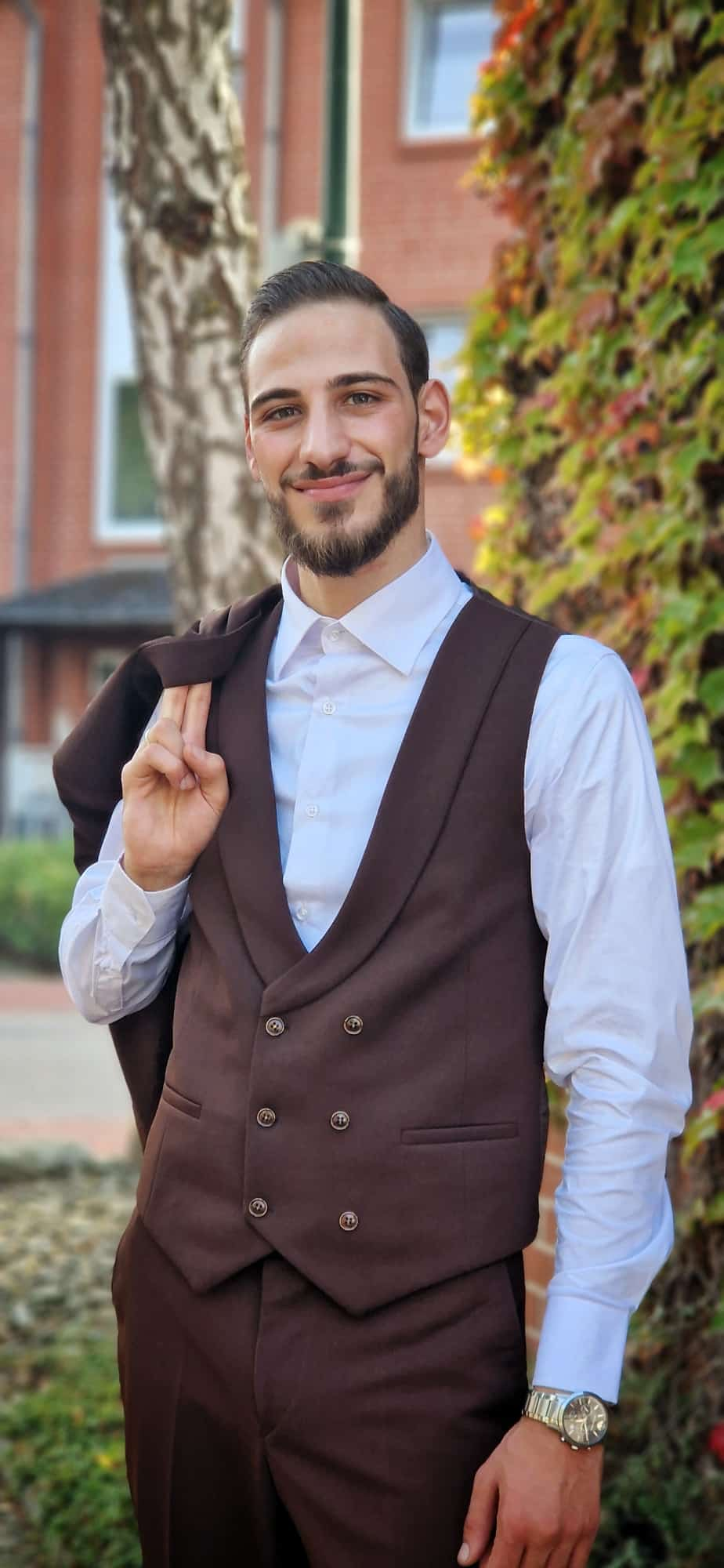 Ahmad Chahrour im Anzug